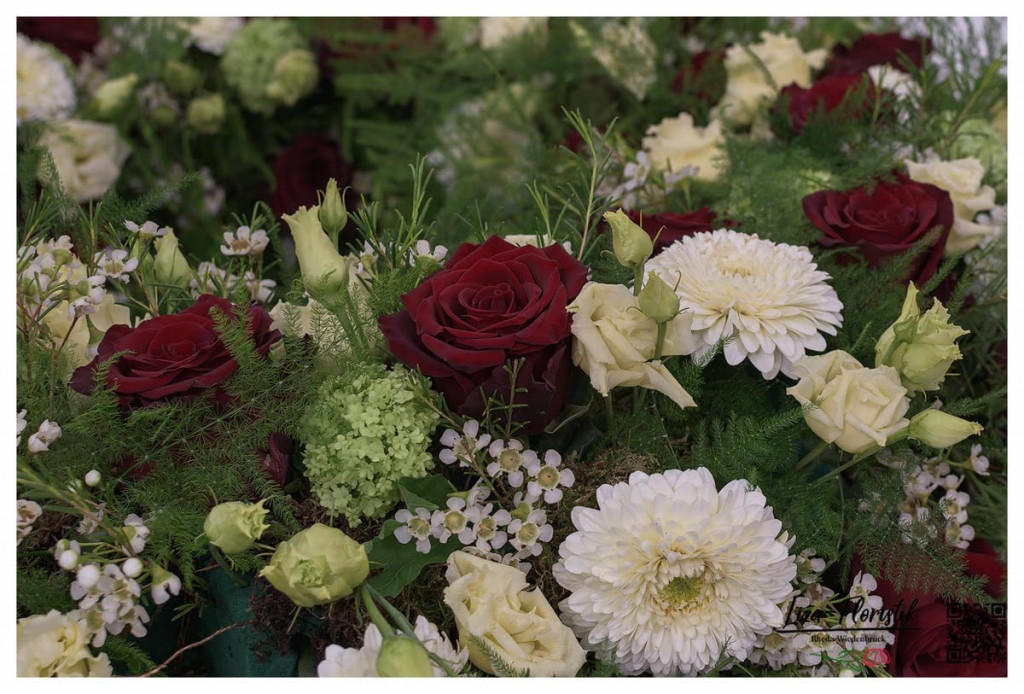 Trauerkranz mit roten Ecuador Rosen 
