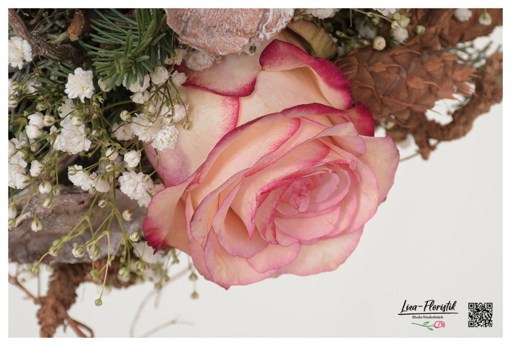 Funeral arrangement with a fresh rose Funeral arrangement with fresh roses