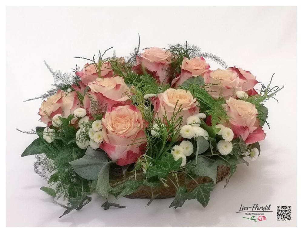 Kleines Trauergesteck mit Ecuador Rosen, Matricaria und Asparagus