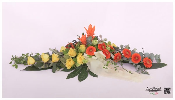 Trauergesteck mit Curcuma (Safrangewächs), Rosen, Gerbera, Eukalyptus und Schneeball