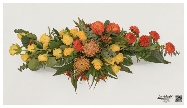 Trauergesteck mit Rosen, Dahlien, Protea, Eukalyptus und Asklepie  - oben -