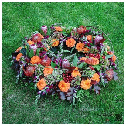 Trauerkranz mit Hortensien, Löwenmäulchen, Beeren, rotes Eichenlaub, Protea und Dahlien