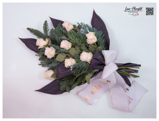 Trauerstrauß mit Rosen und Black Tie - liegend