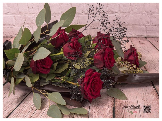 Trauerstrauß mit roten Rosen, Eukalyptus, schwarzem Schleierkraut - Detail