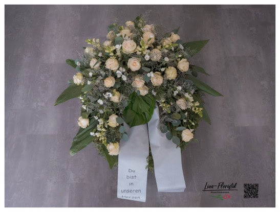 Trauerkranz mit Rosen, Löwenmäulchen, Nelken, Strandflieder und Eukalyptus