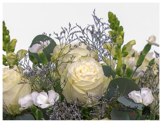 Rosen, Strandflieder, Mininelken, Löwenmäulchen und Eukalyptus im Detail