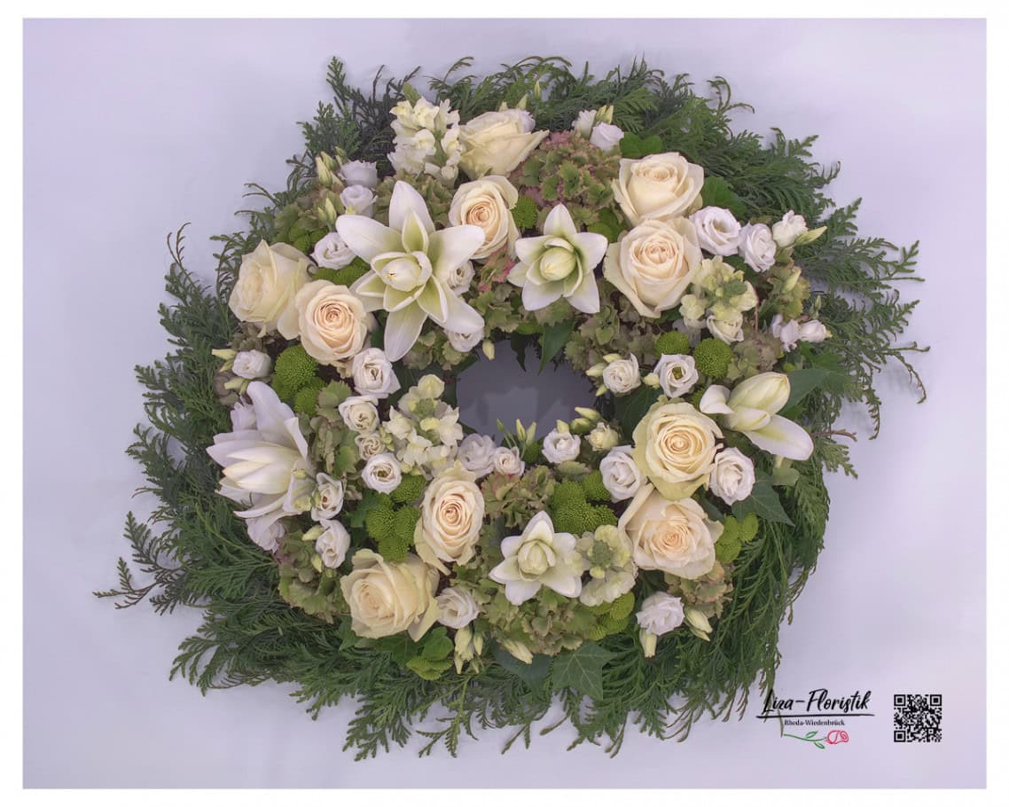 Trauerkranz mit wei&szlig;en gef&uuml;llte Lilien, Ecuador Rosen, wei&szlig;em Lisianthus, Hortensien, wei&szlig;e L&ouml;wenm&auml;ulchen und gr&uuml;nem Santini
