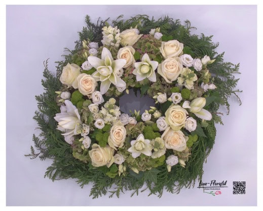 Trauerkranz mit weißen gefüllte Lilien, Ecuador Rosen, weißem Lisianthus, Hortensien, weiße Löwenmäulchen und grünem Santini
