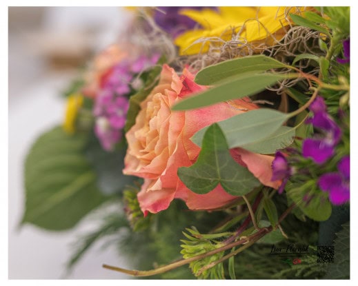 Im Detail erstrahlt die apricotfarbene Rose, umgeben von Eukalyptus und violetten Akzenten, die dem Trauerkranz eine harmonische und liebevolle Note verleihen.
