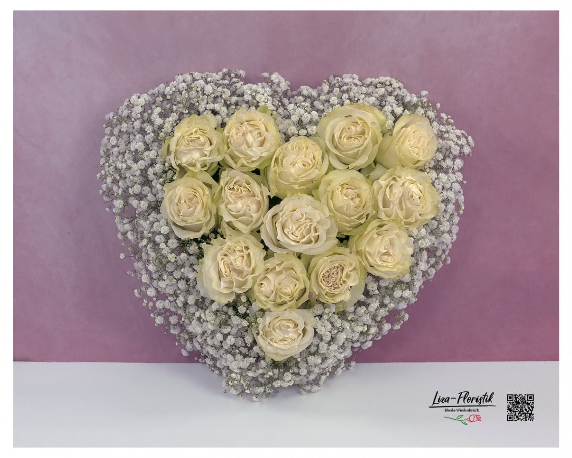 Trauerherz mit Rosen Mondial und weißem Schleierkraut