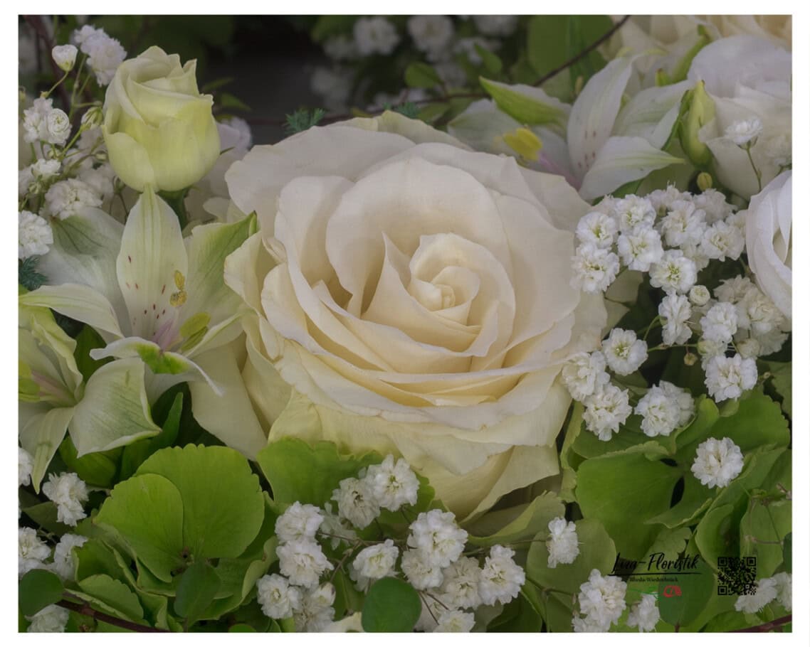 Elemente des kleinen Trauerkranzes im Detail: Rosen und Schleierkraut