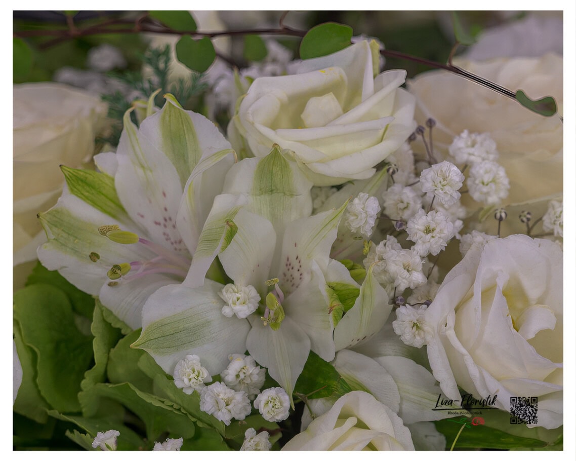 Im Detail: Alstromerie, Rosen und Schleierkraut