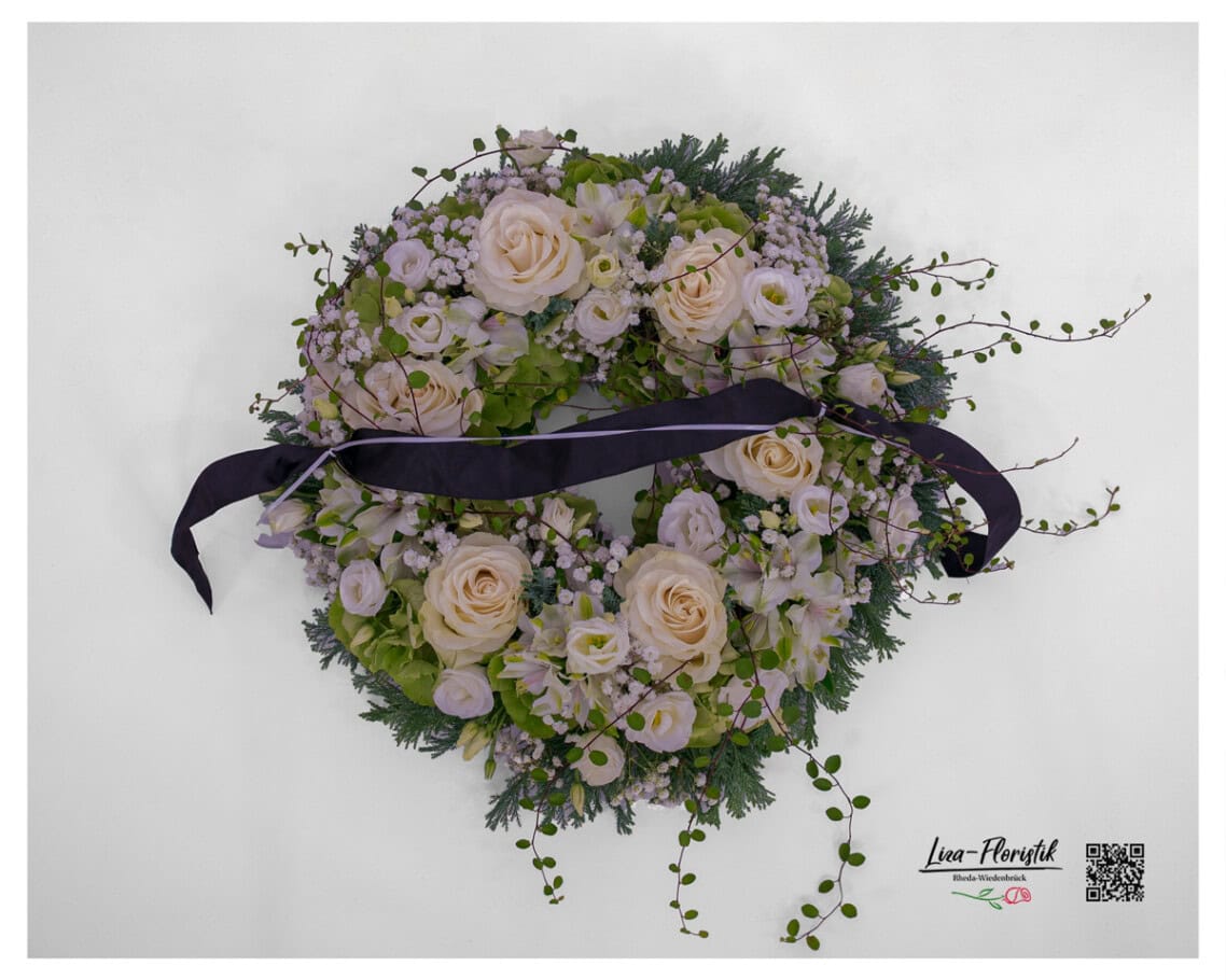 Kleiner Trauerkranz mit Alstromerie, Rosen, Lisianthus, Schleierkraut und  Hortensie