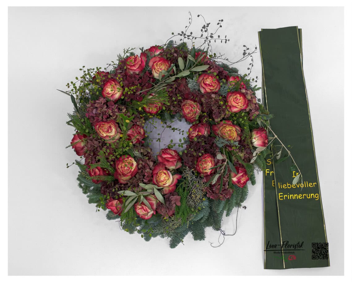 Bordeauxfarbener Trauerkranz mit Ecuador Rosen, Hortensien, Tanne und Eukalyptus – würdevoll und natürlich