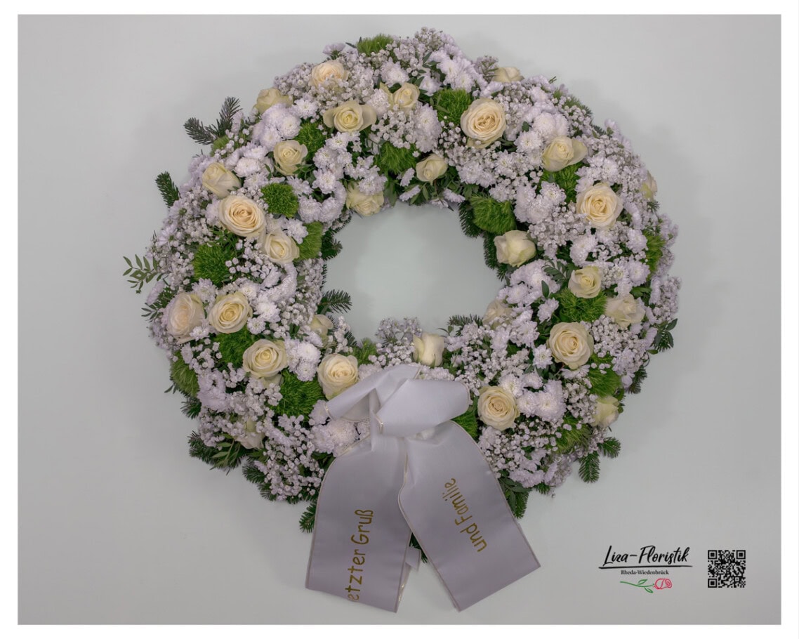 Klassischer Trauerkranz mit Rosen, weißen Chrysanthemen, Bartnelken und Schleierkraut