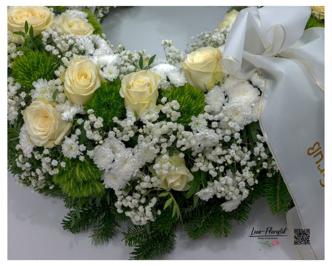Die Bartnelken fügen sich in das dichte Blütengeflecht ein und verbinden die großen Rosenblüten mit dem filigranen Schleierkraut zu einem ruhigen, geschlossenen Gesamtbild