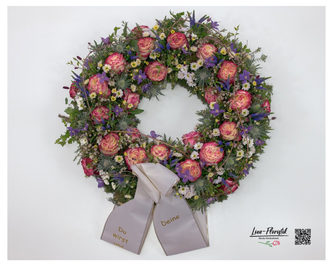 Trauerkranz mit Premium Rosen "Apple Jack", weißem Santini, Clematis. Veronica, Sisteln und Wiesenknopf