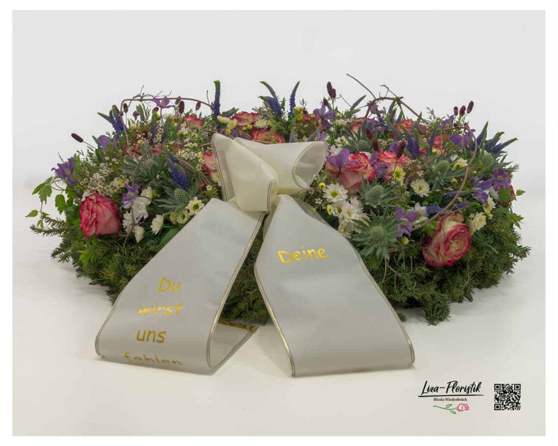 Üppig bestückter Trauerkranz mit Rosen von vorne