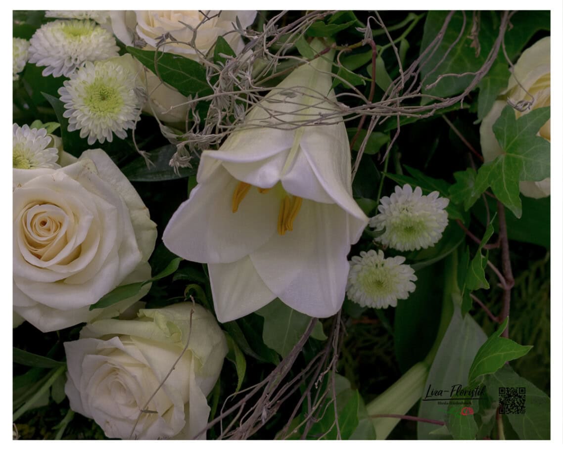 Weiße Lilien und Premium Rosen, eingebettet in frisches Grün – mit Sorgfalt und Respekt