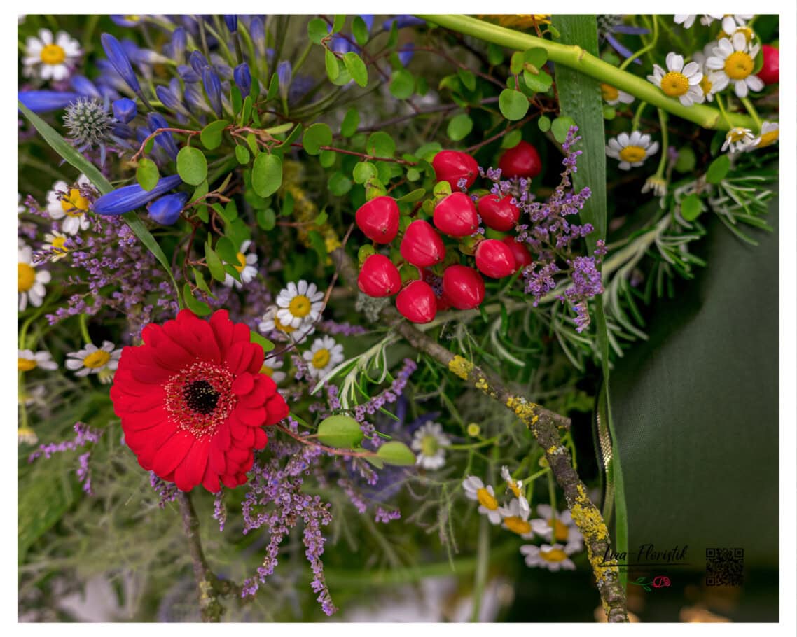 Kleine Details wie Hyperikum-Beeren und Kamille setzen zwischen den kr&auml;ftigen Gerbera zarte Akzente.