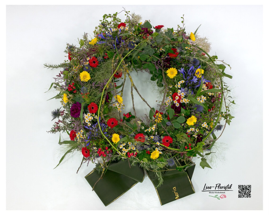 Naturnaher Trauerkranz mit Agapanthus, Mini-Gerbera und Disteln in Wiesenoptik